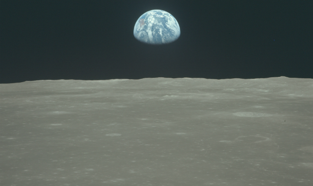 apollo-11-earth-moon